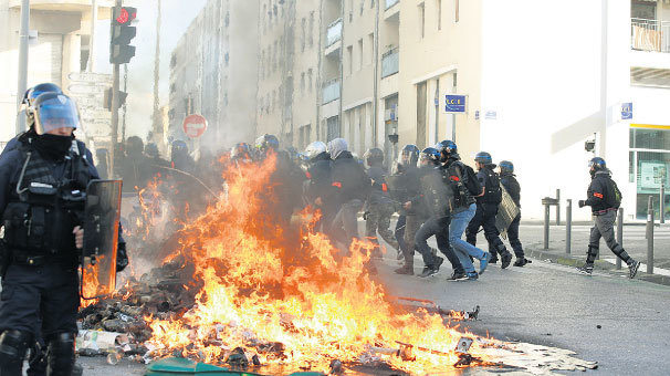 Protestolara polis de katılacak