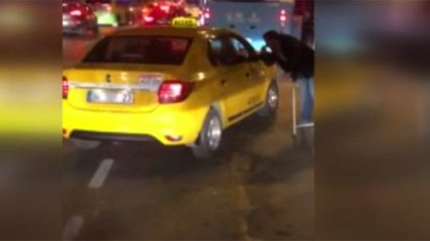 Rezaletin böylesi! Taksici kameralara yakalandı