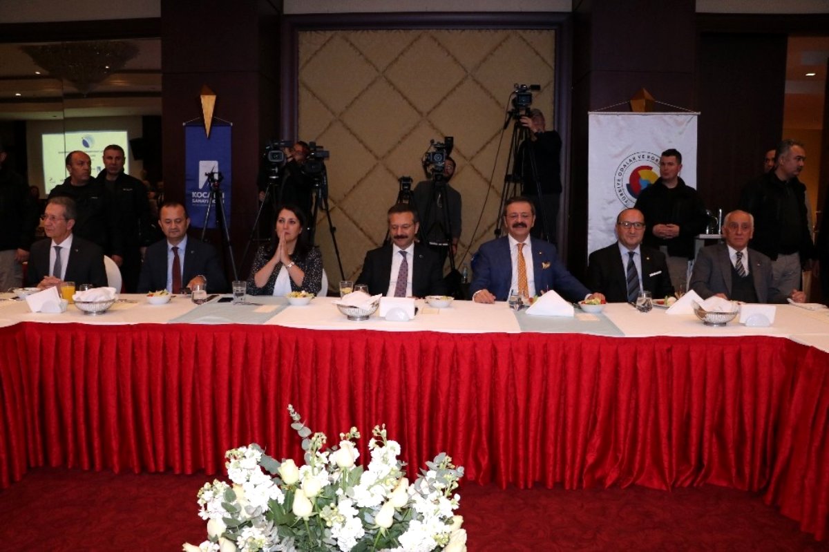 Rifat Hisarcıklıoğlu'dan merkezlerini İstanbul'a taşıyan firmalara eleştiri Açıklaması