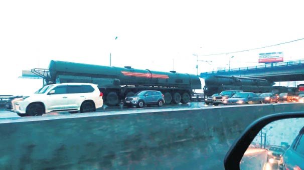 Rus füzesi trafikte sıkıştı