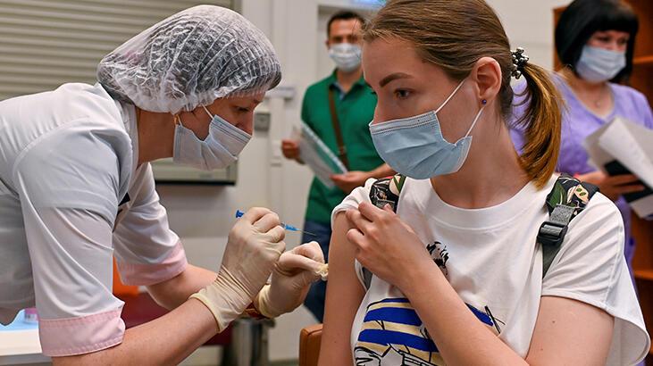 Rusya'da Kovid-19'a karşı aşılama sürecinin yavaşlamasıyla vakalar artıyor