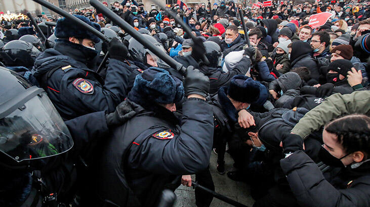 Rusya'da protestolara katılan muhaliflere ceza yağdı!