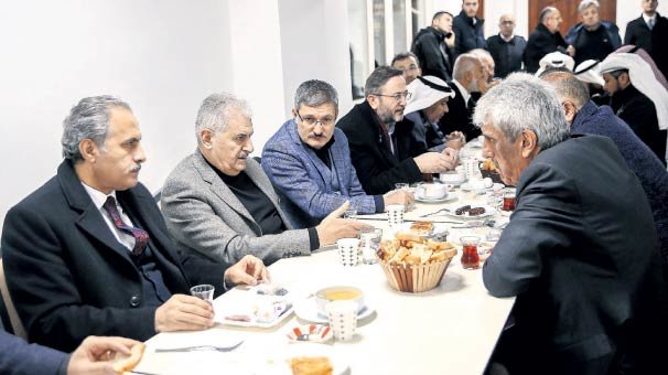 Sabah namazından sonra cemaatle kahvaltı yaptı