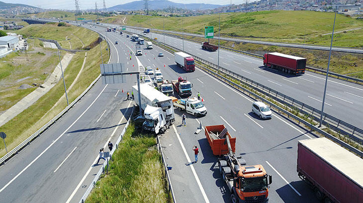Sancaktepe Kuzey Marmara Otoyolu'nda TIR bariyerlere girdi