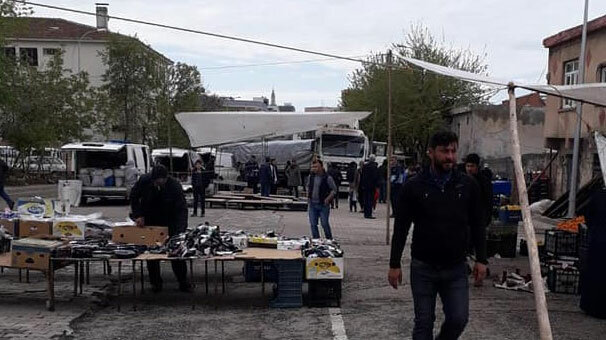 Şanlıurfa’da freni boşalan tır pazara daldı