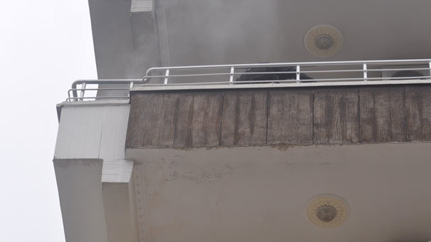 Şanlıurfa'da hareketli anlar! Balkonda ateş yakıp çevreden geçenlere...