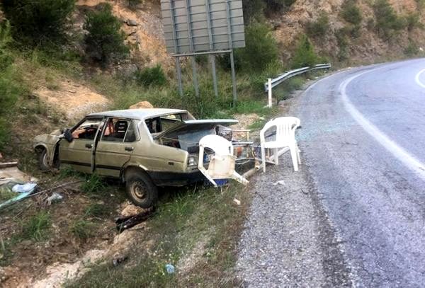 Şarampole devrilen otomobildeki 5'i çocuk 7 kişi yaralandı