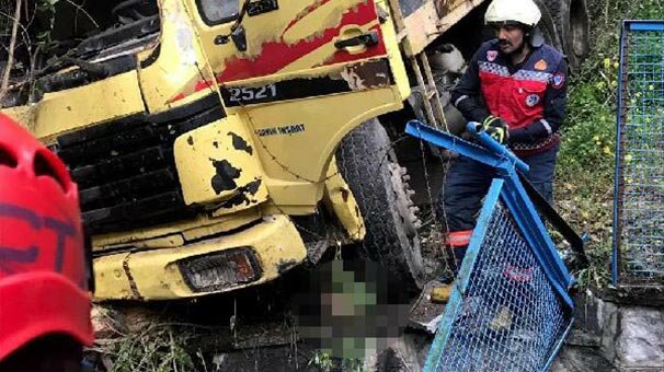 Şarampole yuvarlanan araçtan atladı ve...