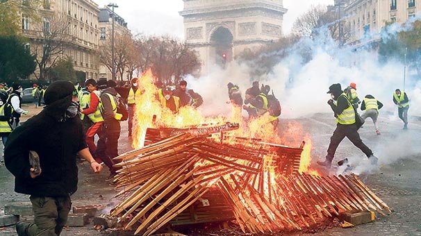Sarı yelekliler Paris’i yaktı!