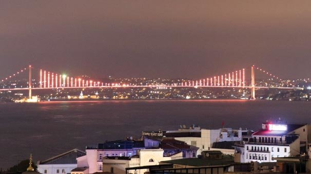 Şehitler Köprüsü turuncuya büründü!