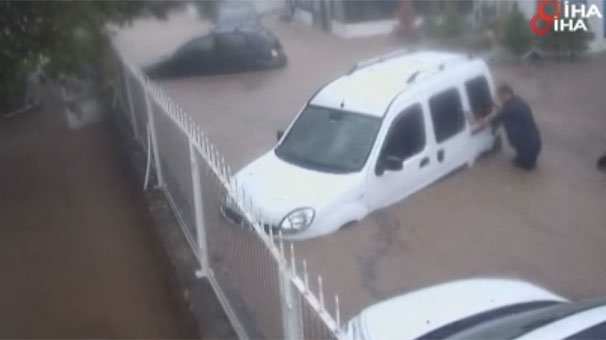 Selde sürüklenen aracını elleriyle tuttu, park etti, iple bağladı