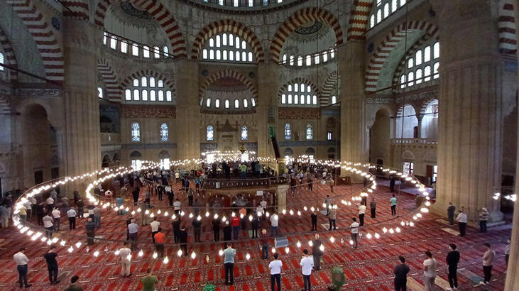 Selimiye Camii'nde ramazanın son cuma namazı tedbirlerle kılındı