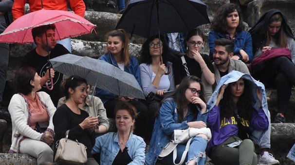 Şemsiyesini alan oraya geldi