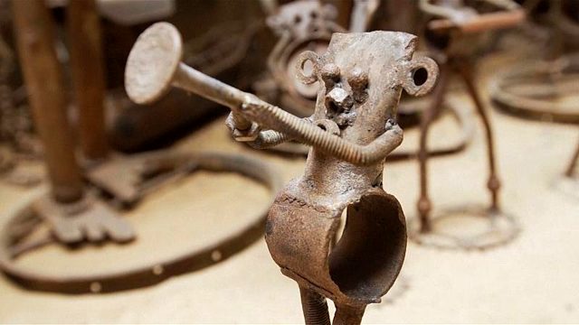 Senegalli bisiklet tamircisi terk edilmiş bisikletleri sanata dönüştürüyor