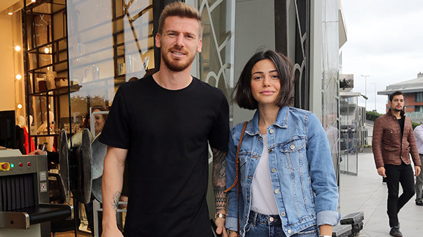 Serdar-Tuğçe Aziz çiftinin alışveriş keyfi