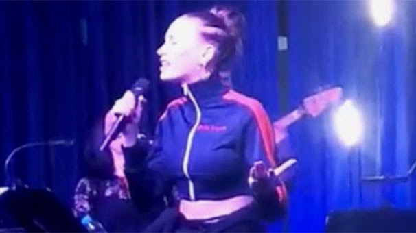 Serenay Sarıkaya'nın 'İsyan' performansı
