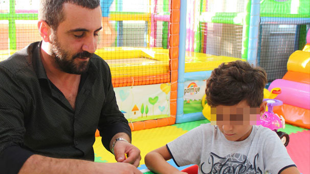 Servis parası ödenmedi diye 8 yaşındaki çocuk okulda bırakıldı