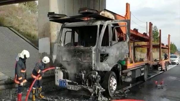 Seyir halindeki TIR alev alev yandı