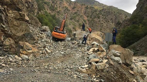 Şiddetli yağış sonrası karayolu ulaşıma kapandı