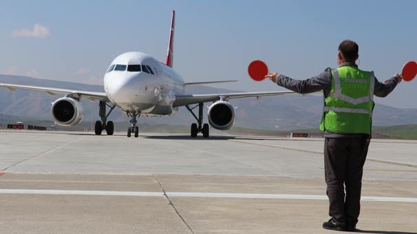 Siirt Havalimanı'na inen THY uçağı su takıyla karşılandı