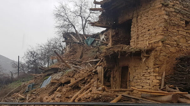 Siirt'te yoğun yağış bir evde göçüğe neden oldu