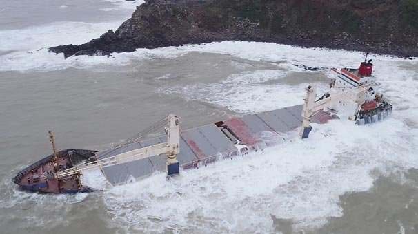 Şile’de karaya oturan gemi dev dalgalarla boğuşuyor