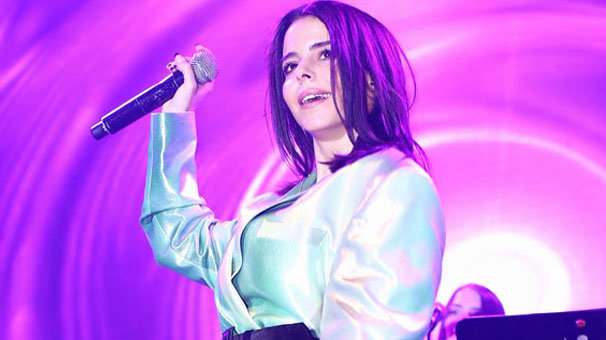 Simge süper mini şortla sahnede