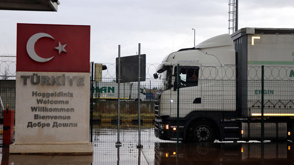 Sınır kapılarında tır kuyruğu sürüyor