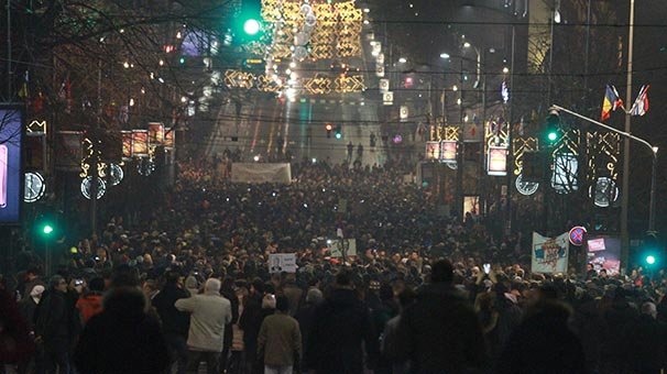 Sırbistan'da 40 bin kişilik protesto