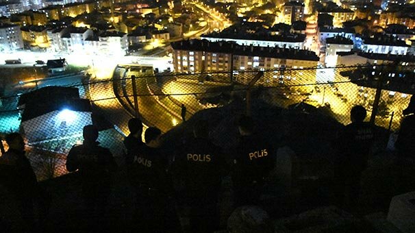 Sivas'ta hareketli anlar! Polis zor ikna etti