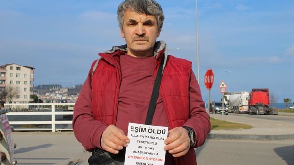 Sokaklara astığı ilanla eş arıyor