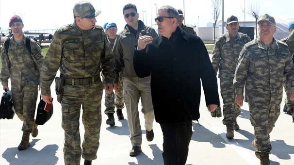 Son dakika... Bakan Akar ve komutanlar sınırın sıfır noktasında!
