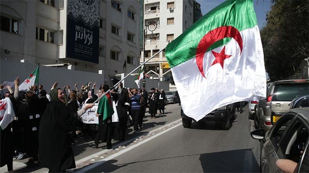 Son dakika... Cezayir'de Buteflika adaylığını geri çekti