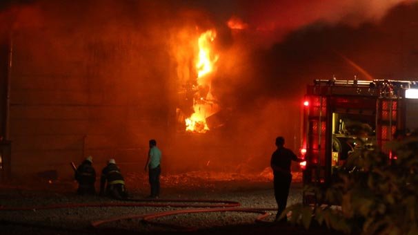 Son dakika... Fabrikada yangın! Ekipler sevk edildi