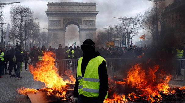 Son dakika... Fransa, Şanzelize Caddesi'nde gösterileri yasaklıyor!