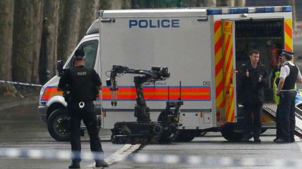 Son dakika... İngiltere'de polis bir kişiyi öldürdü!
