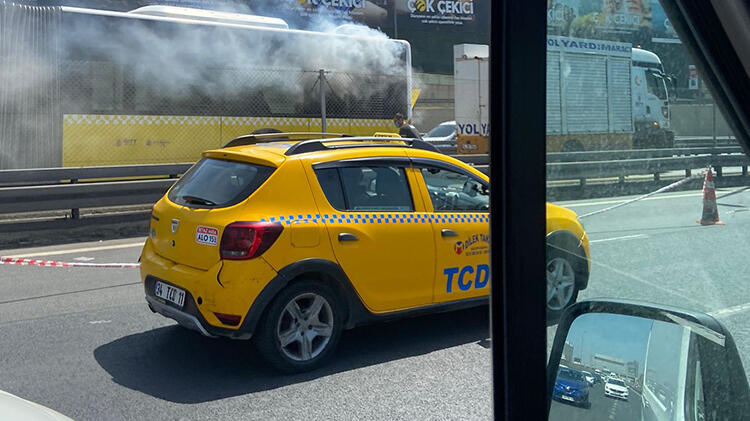 Son dakika... Metrobüste yangın paniği!