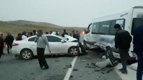 Son dakika... Otomobille yolcu minibüsü çarpıştı: Ölü ve yaralılar var