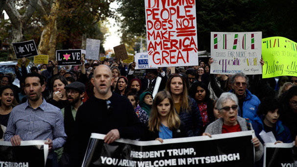 Son dakika... Trump, Pittsburgh'da protestolarla karşılandı