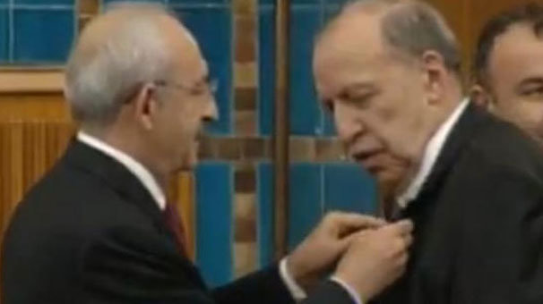 Son dakika... Yaşar Okuyan CHP'ye katıldı! Rozetini Kılıçdaroğlu taktı