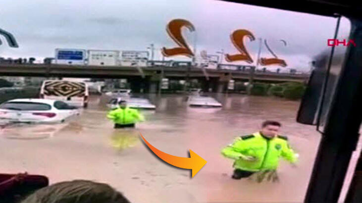 Son dakika! İzmir'de komiserin örnek davranışı sosyal medyayı salladı: Sel sularına daldı!