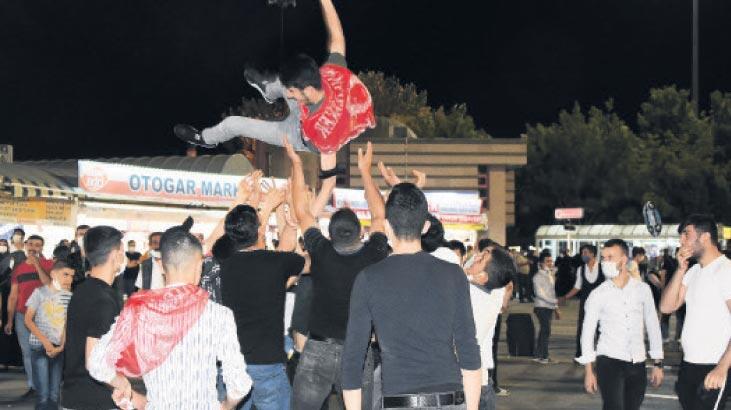 ‘Sosyal mesafesiz’ asker uğurlaması