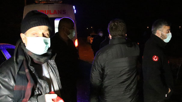 Su kanalına bırakılan atıklar vatandaşları gece yarısı sokağa döktü