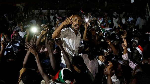 Sudan'da gösterilere devam kararı