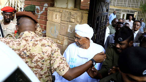 Sudan'da Ömer el Beşir darbeden sonra ilk kez görüntülendi