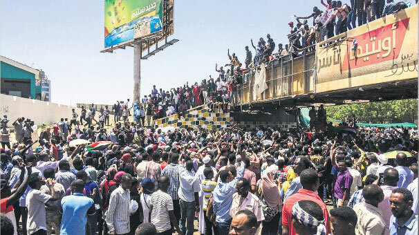 Sudan’da ordu eylemcileri korudu