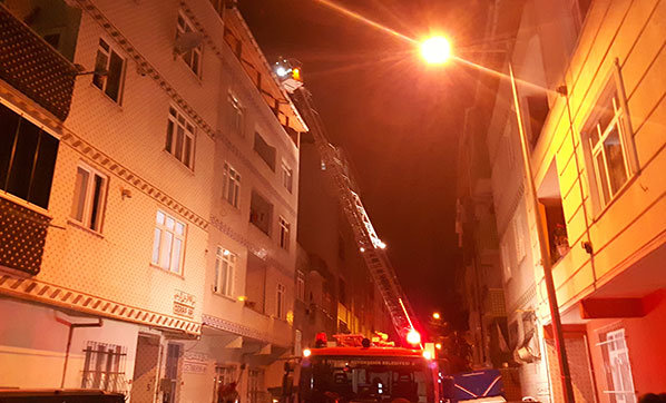 Sultangazi’de 5 katlı binada yangın