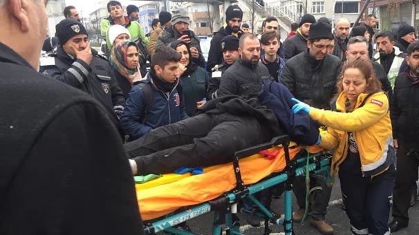 Sultangazi’de üst geçidi kullanmayan gence araç çarptı