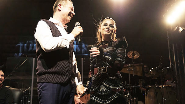 Sümer Ezgü, Merve Özbey'in sahnesine konuk oldu