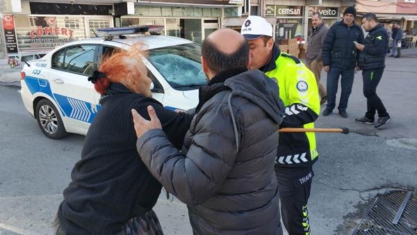 Sürücü araca, 78 yaşındaki annesi polise saldırdı!